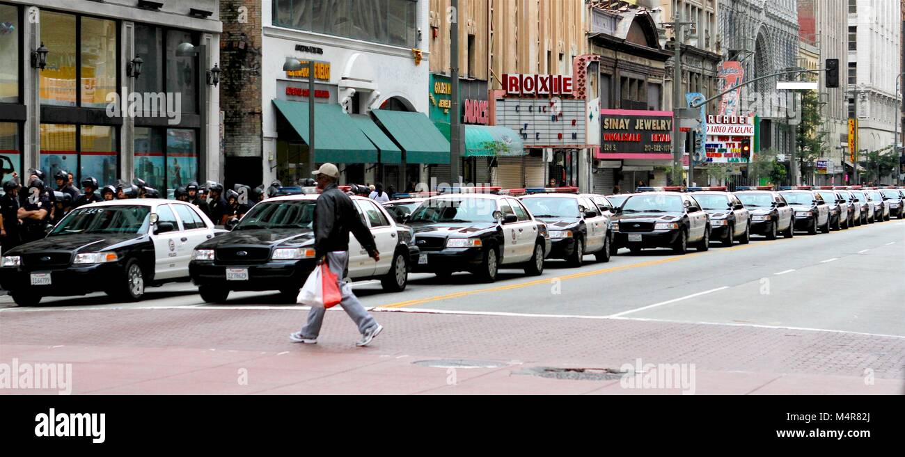1 Mann & viele Bullen in Downtown L.A. Stockfoto