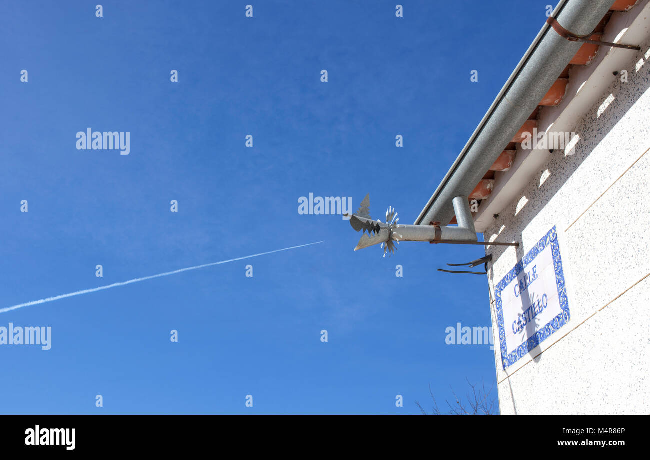 Zink Dachrinne Abflusssystem Drachen geformt und Jet Kondensstreifen über blauen Himmel. Südspanien Stockfoto