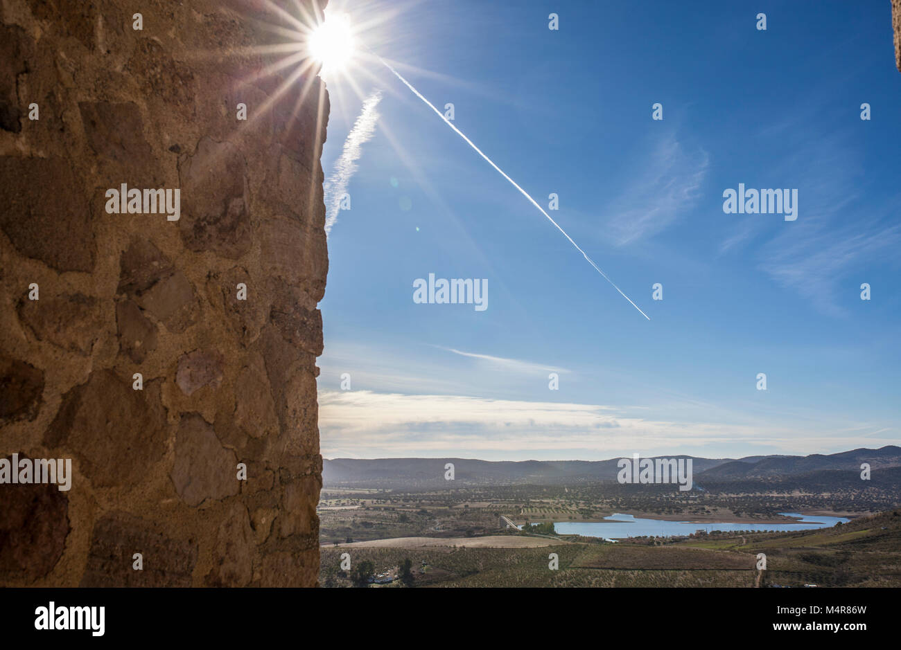 Blick vom Schloss von Belmez Turm mit Jet Kondensstreifen und Sonnenschein, Cordoba, Spanien. Auf der felsigen Hügel mit Blick auf die Stadt von Belmez gelegen Stockfoto