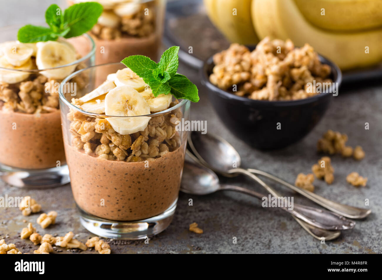 2-in-1-Schokolade Chia pudding Parfait mit Bananen, Müsli und Joghurt, Dessert Stockfoto