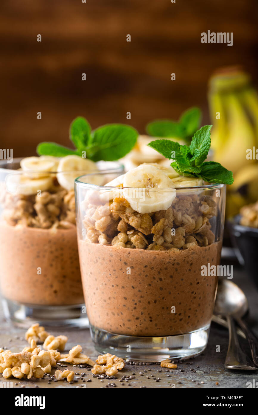 2-in-1-Schokolade Chia pudding Parfait mit Bananen, Müsli und Joghurt, Dessert Stockfoto