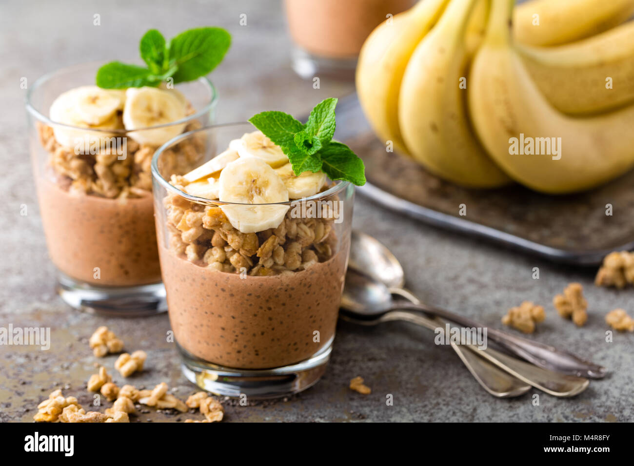 2-in-1-Schokolade Chia pudding Parfait mit Bananen, Müsli und Joghurt, Dessert Stockfoto