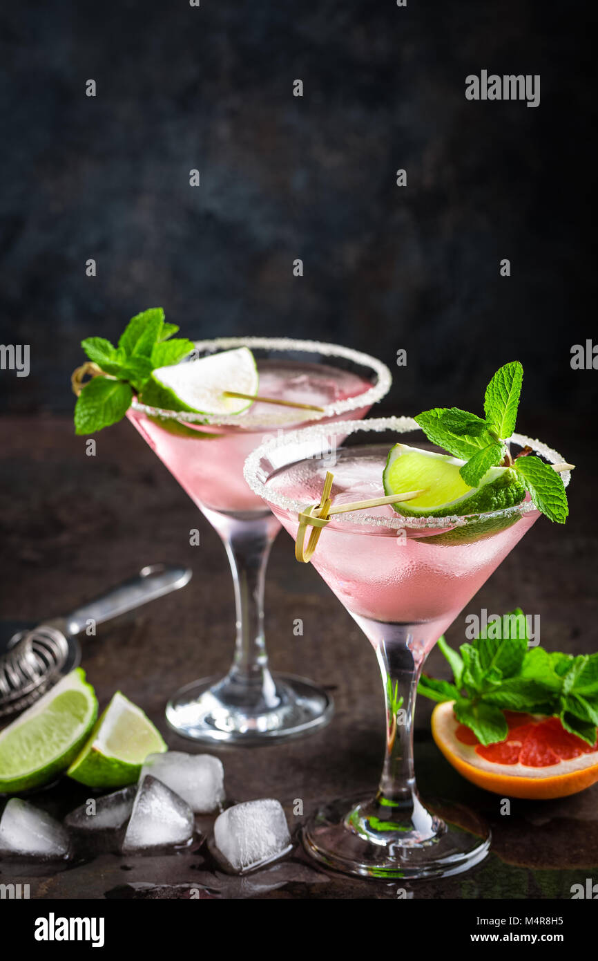 Margarita Cocktail mit gesalzener Rim, frische Limette und Grapefruit Saft, kalten Sommer Citrus erfrischendes Getränk oder Getränke mit Ice Stockfoto