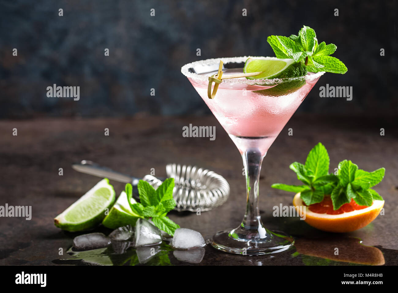 Margarita Cocktail mit gesalzener Rim, frische Limette und Grapefruit Saft, kalten Sommer Citrus erfrischendes Getränk oder Getränke mit Ice Stockfoto