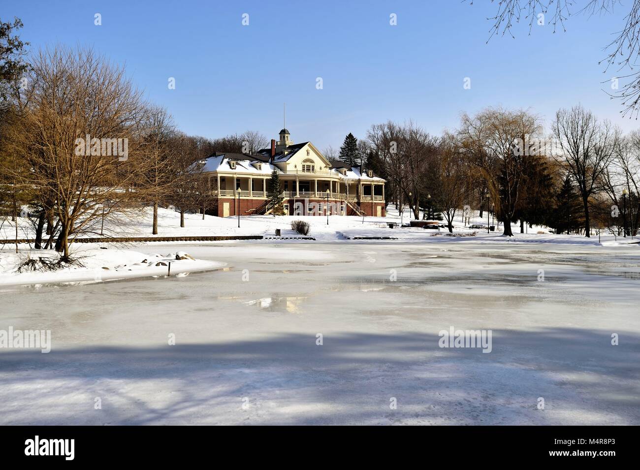 Schnee und Eis bedecken die Mehrheit der Lords Park in Elgin, Illinois, USA. Stockfoto