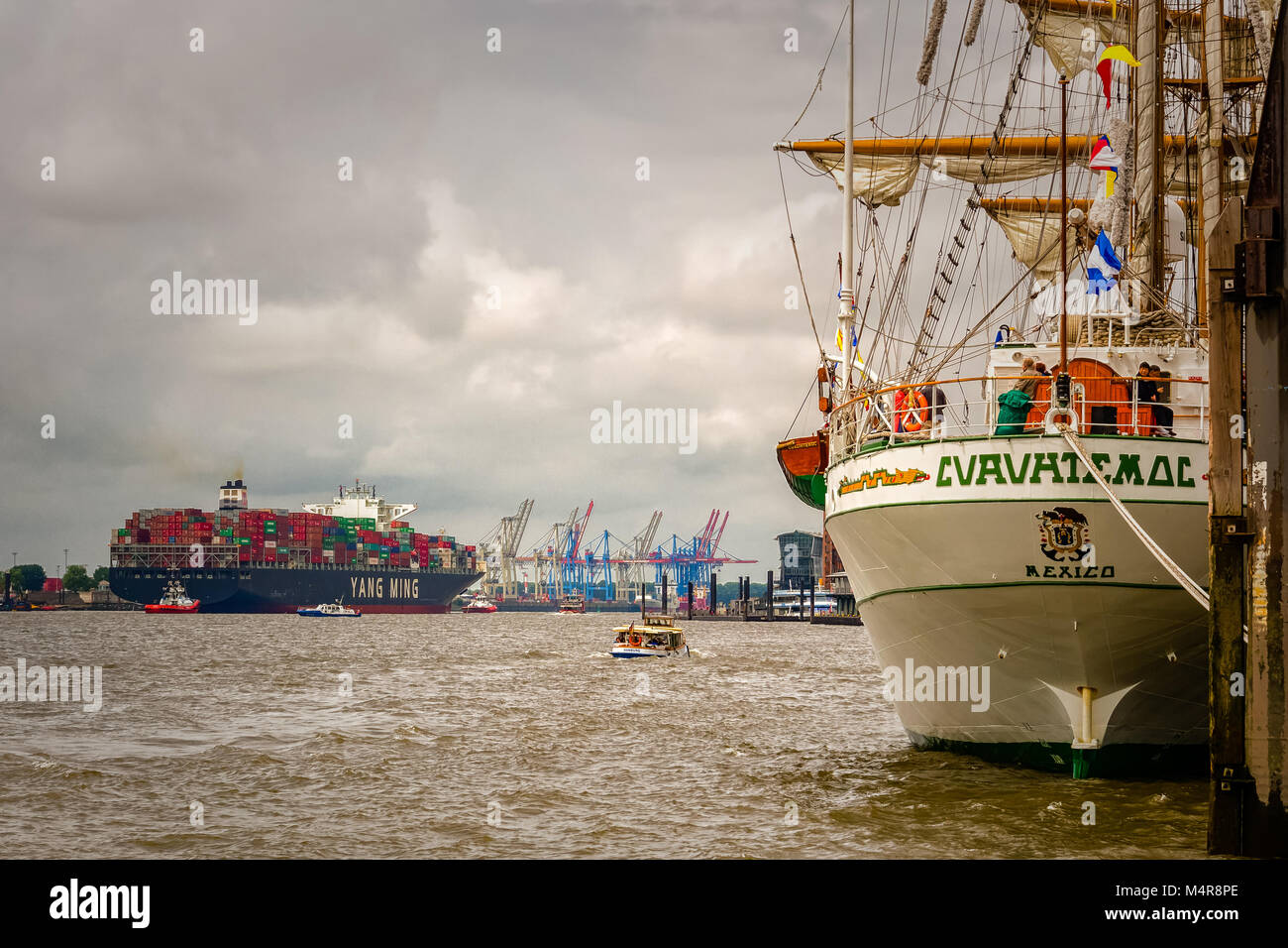 Hamburg, Deutschland, 06. Juni 2016: Mexikanische Schulschiff, Manizales, Verlegung im Hamburger Hafen und einer großen Yang Ming Container schiff Anker. Stockfoto