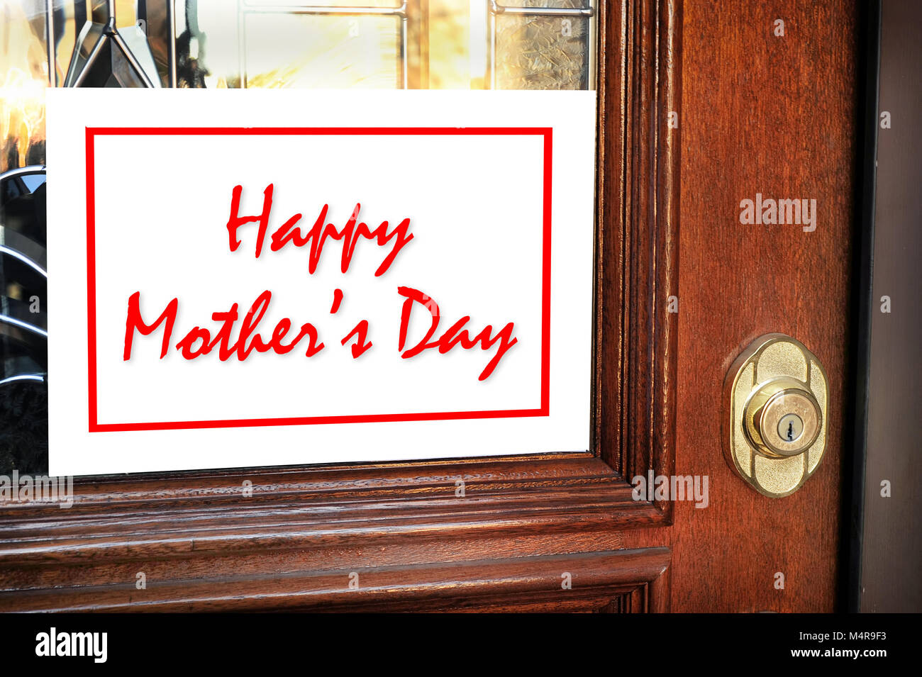 Glückliche Mütter Tag Zeichen an der vorderen Tür. Stockfoto