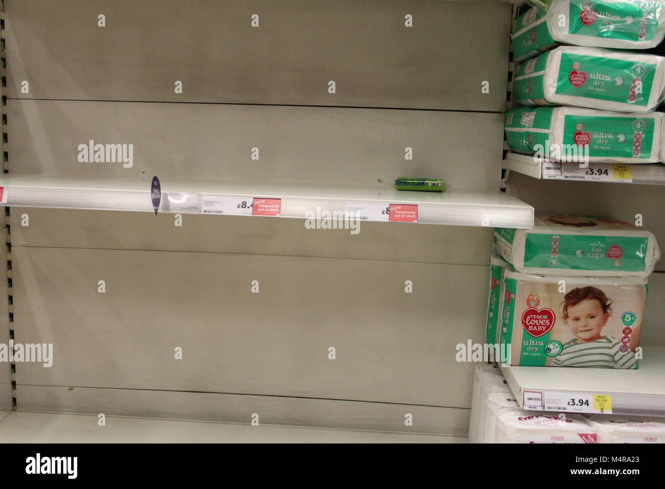 Leere britischen Supermarktregalen. Nahrungsmittelknappheit. Stockfoto