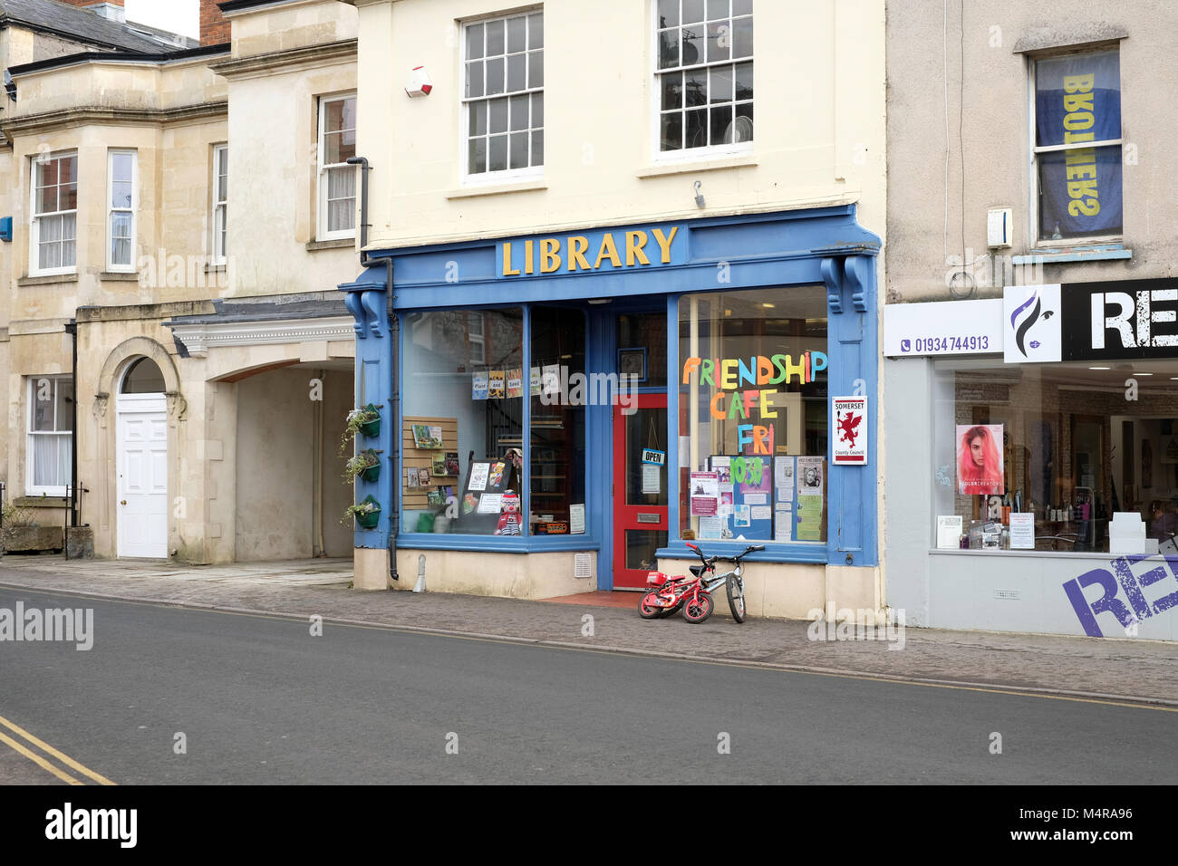 Februar 2018 - "Die Bibliothek im wunderschönen Somerset Village von Cheddar. Die mit der Schließung von Budgetkürzungen bedroht Stockfoto