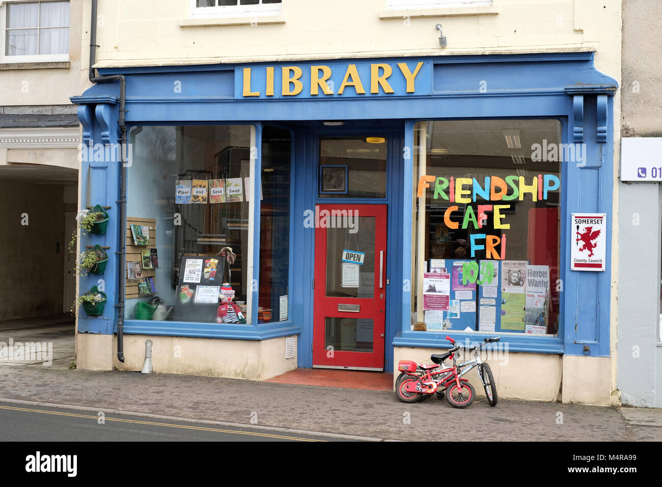 Februar 2018 - "Die Bibliothek im wunderschönen Somerset Village von Cheddar. Die mit der Schließung von Budgetkürzungen bedroht Stockfoto
