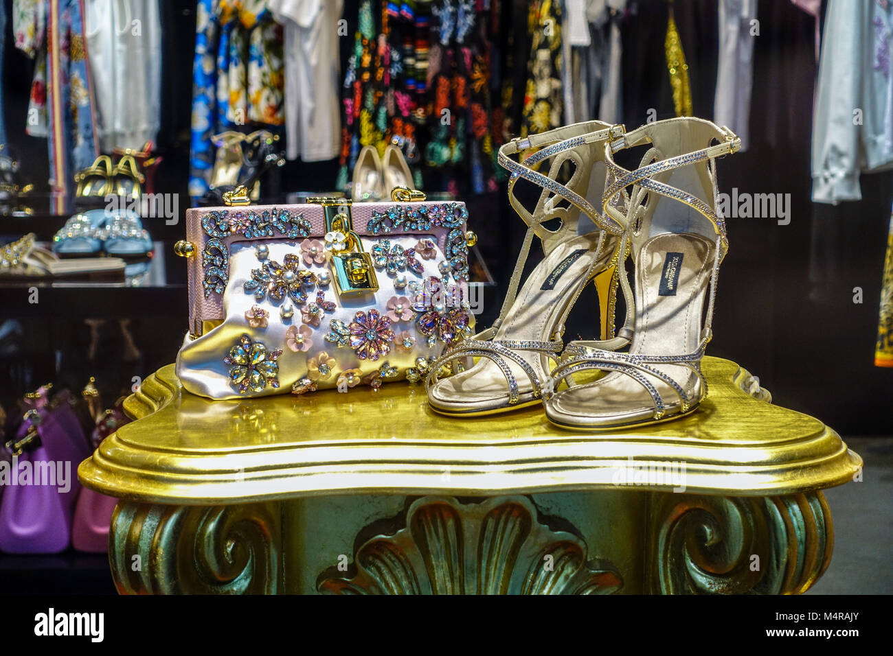 Prager Laden Luxuriöses Dolce Gabbana-Geschäft mit hohen Absätzen, Parizska-Straße, Prager Einkaufsmöglichkeiten, Tschechische Republik Stockfoto