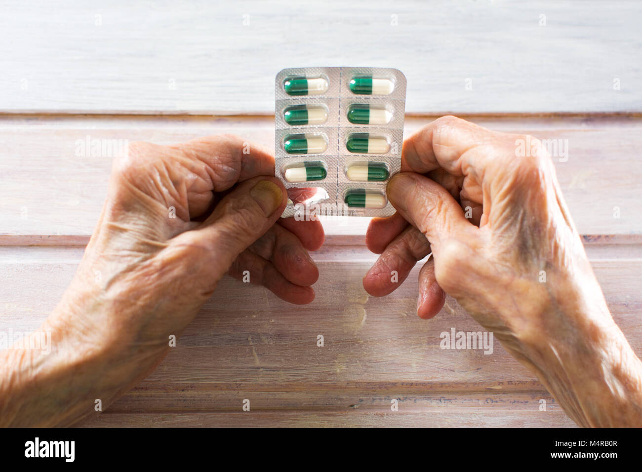 Ältere Frau, die Kommissionierung ihrer heute medizinischen pills Stockfoto Ältere Frau, die Kommissionierung ihrer heute medizinischen pills Stockfoto