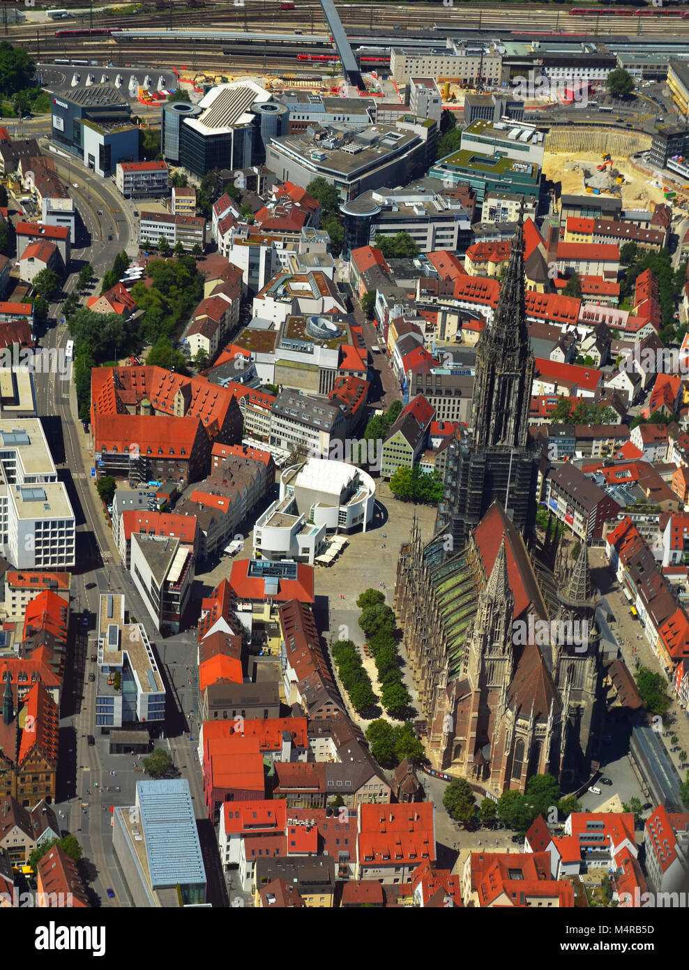 Näher Luftaufnahme des Ulmer Münsters (Ulmer Münster) und Ulm, Süddeutschland an einem sonnigen Sommertag Stockfoto