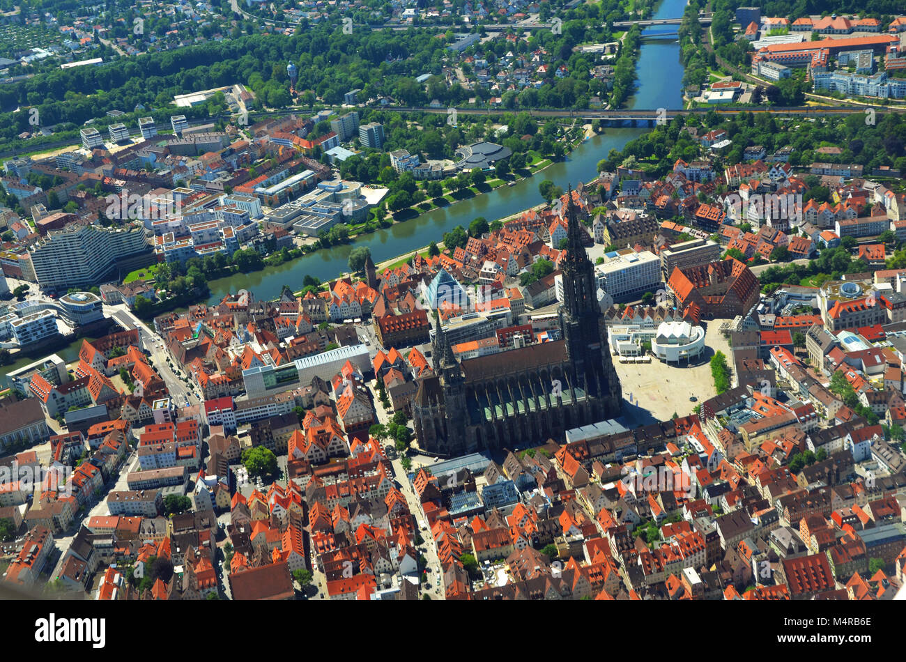Näher Luftaufnahme des Ulmer Münsters (Ulmer Münster) und Ulm, Süddeutschland an einem sonnigen Sommertag Stockfoto