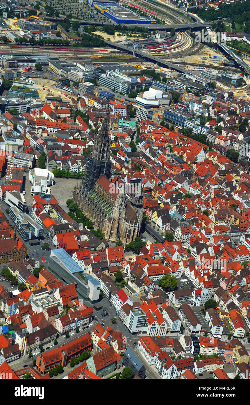 Näher Luftaufnahme des Ulmer Münsters (Ulmer Münster) und Ulm, Süddeutschland an einem sonnigen Sommertag Stockfoto