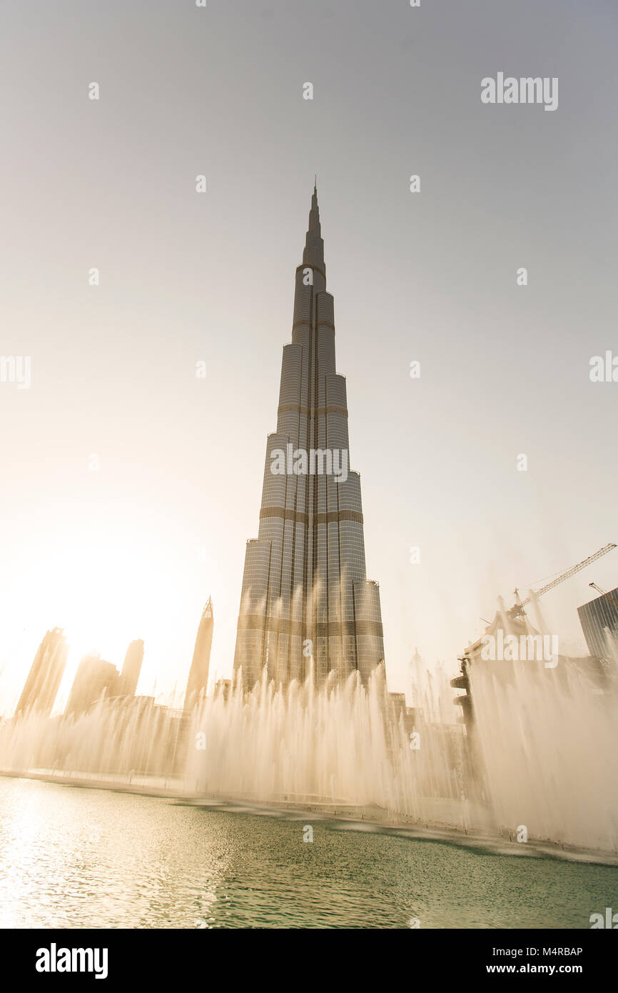 DUBAI, VAE - 7. Mai 2015: Blick auf Burj Khalifa in Dubai. Dieser Wolkenkratzer ist dem höchsten künstlichen Struktur, der je gebaut wurde, bei 828 m. Stockfoto