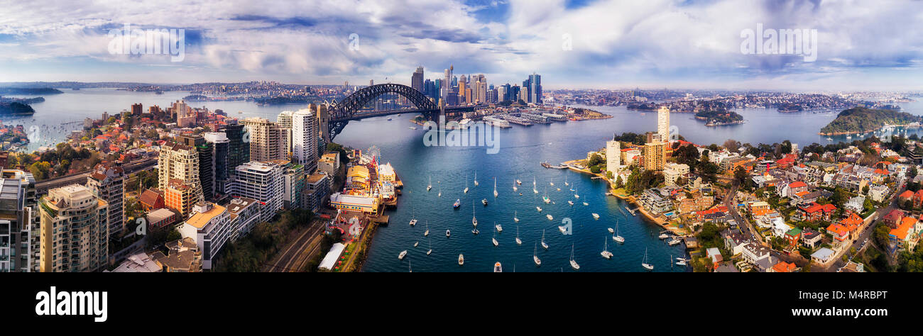 Breite Antenne Panorama der Stadt Sydney CBD landmars am Ufer des Hafens von Sydney aus den unteren North Shore von North Sydney zu entfernten Barangaroo mit Lo Stockfoto