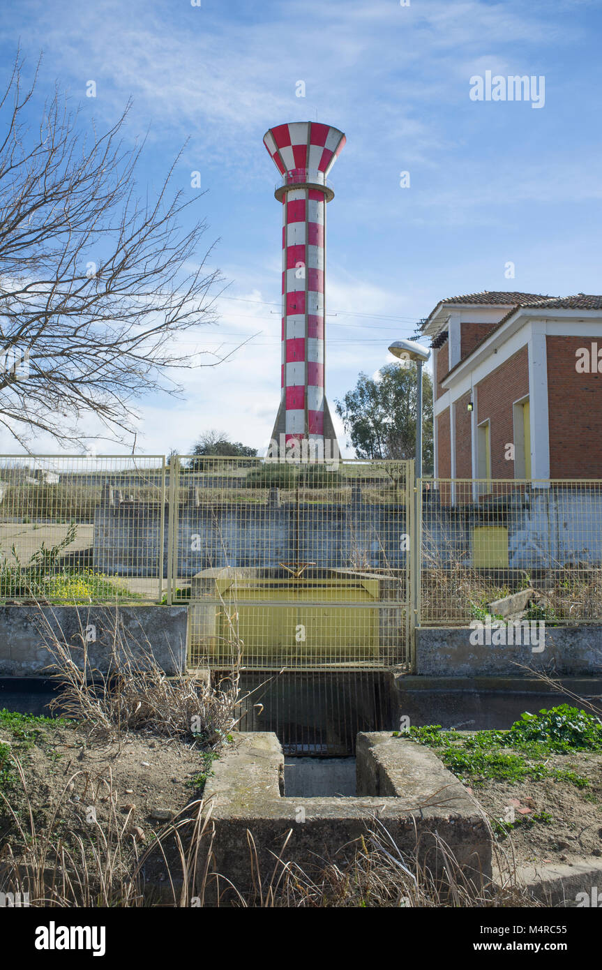 Bewässerung Wasser Tank über blauen Himmel. Betonturm für store Bewässerung Wasser gemacht, Vegas Bajas del Guadiana, Extremadura, Spanien Stockfoto