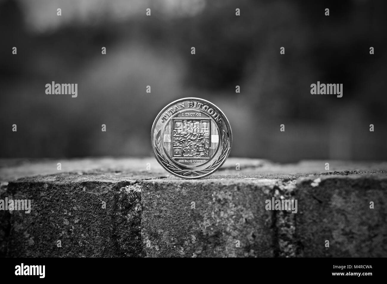 Digitale Währung physisches Metall bitcoin Münze. Cryptocurrency outdoor Konzept. Stockfoto