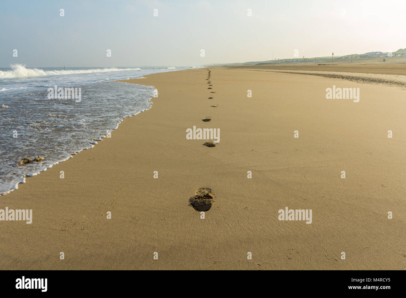 Spuren der Spuren im Sand von einem einsamen Strand Stockfoto