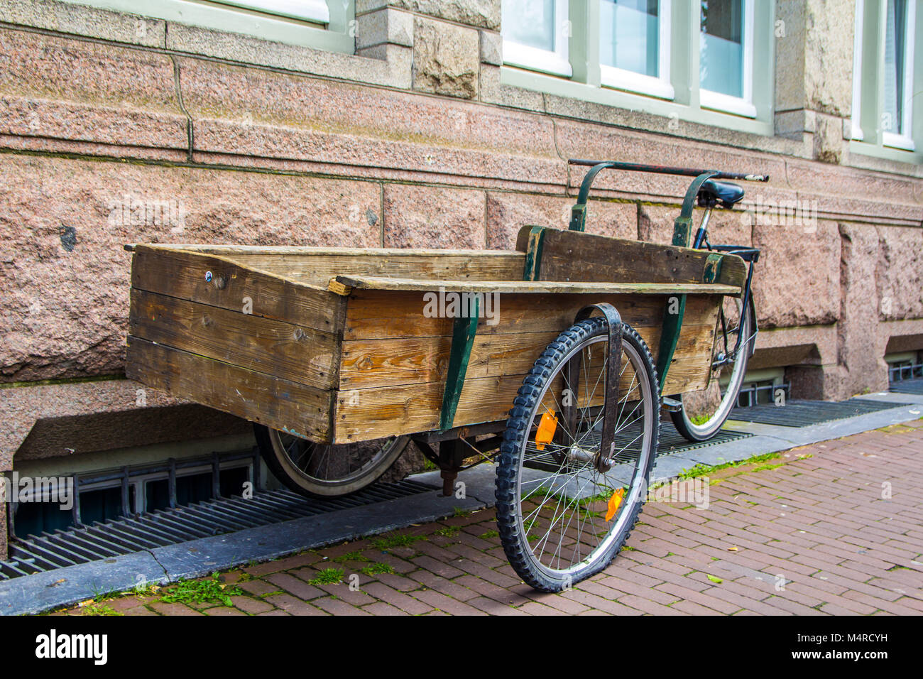 Amsterdam, Niederlande - 13 August 2017: bollerwagen aus Holz auf dem  Fahrrad Rahmen für den Transport von Gütern durch Amsterdam gebaut  Stockfotografie - Alamy