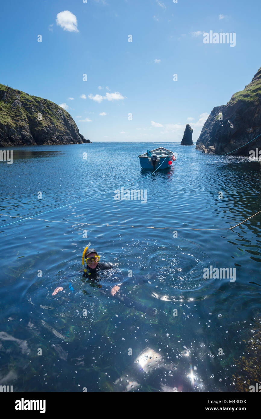 Schnorcheln in Malin Beg Harbour, County Donegal, Irland. Stockfoto