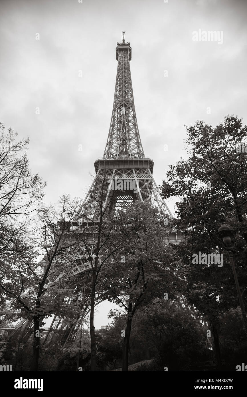 Eiffelturm, dem beliebtesten Wahrzeichen von Paris, Frankreich. Monochrom sepia getont Foto Stockfoto