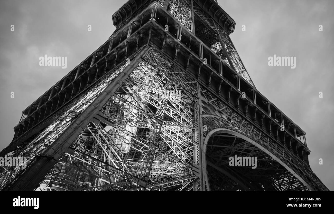 Fragment der Eiffelturm, niedrige Stufe, dem beliebtesten Wahrzeichen von Paris, Frankreich. Schwarz und Weiß Foto Stockfoto
