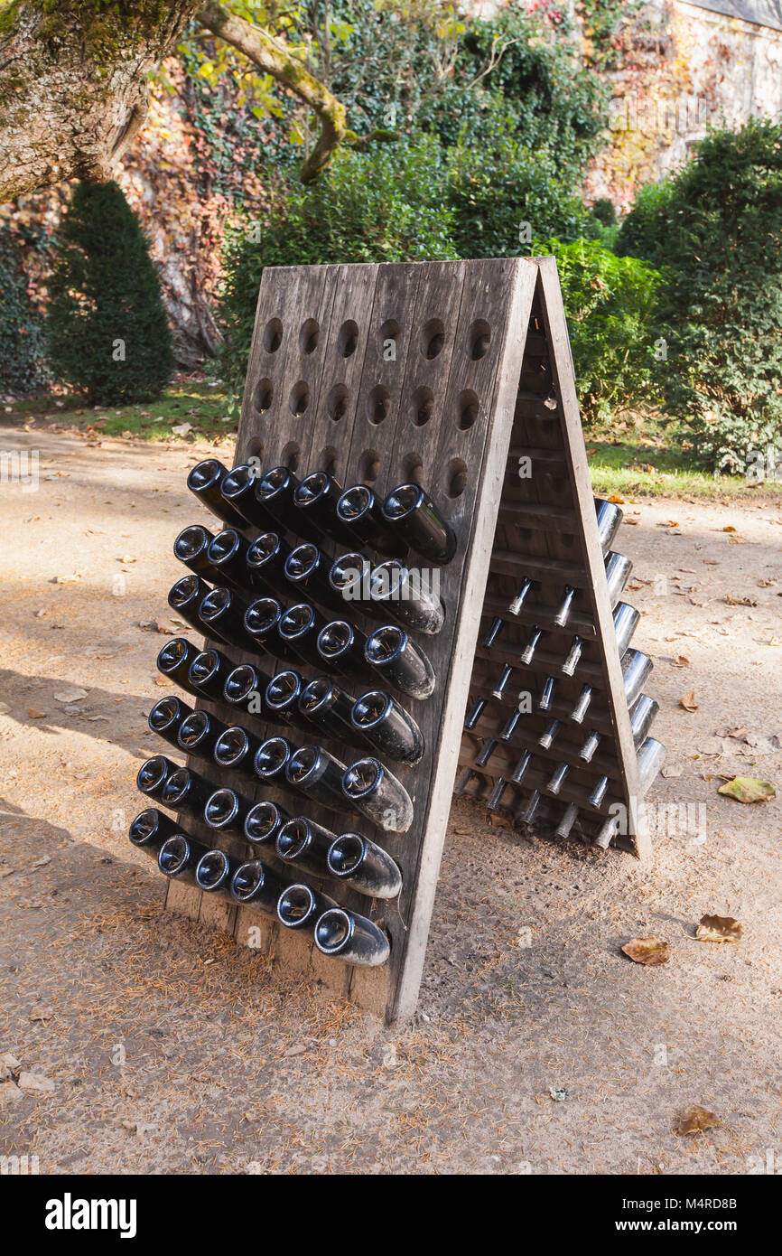 Holz Stativ für leere Weinflaschen, Frankreich Stockfoto