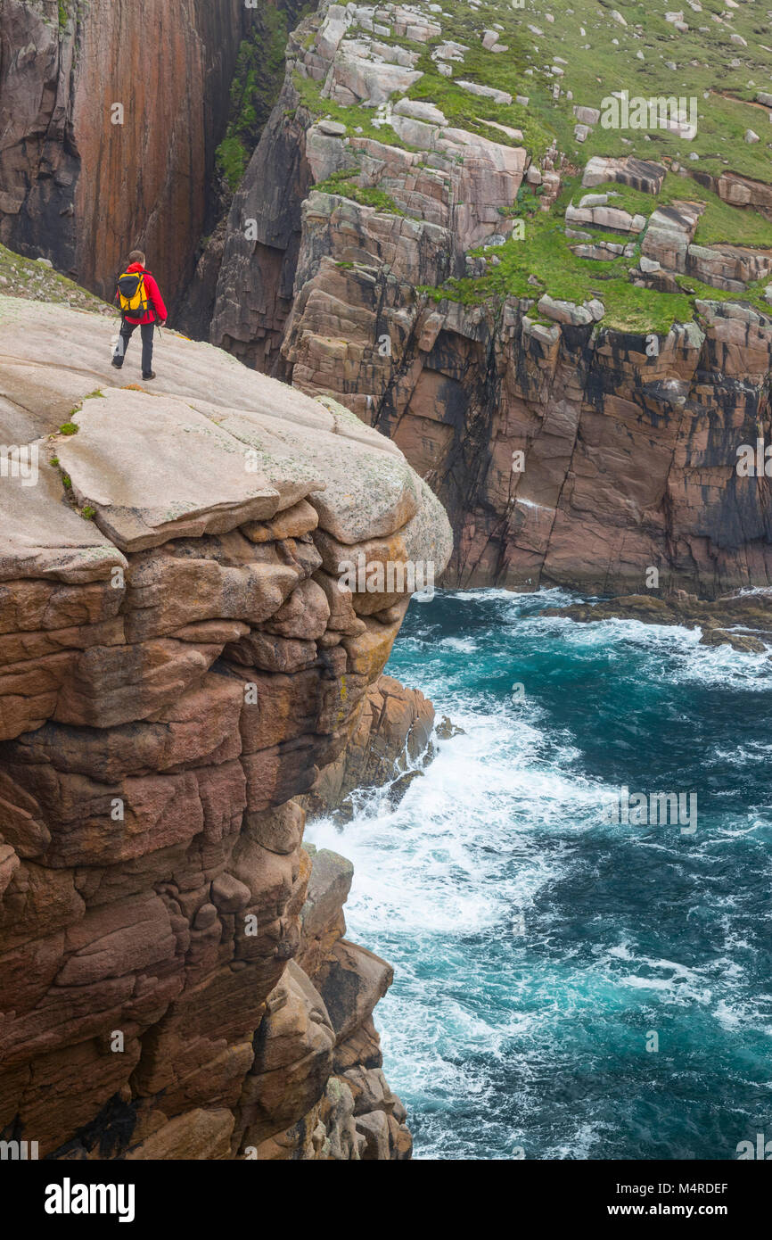 Wanderer bewundern die felsige Küste der Insel, der Owey Rosses, County Donegal, Irland. Stockfoto