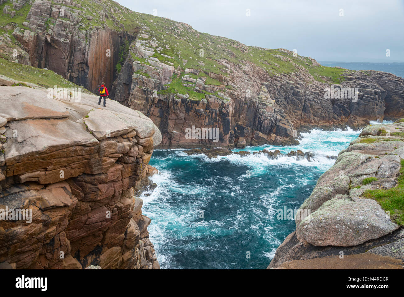 Wanderer bewundern die felsige Küste der Insel, der Owey Rosses, County Donegal, Irland. Stockfoto