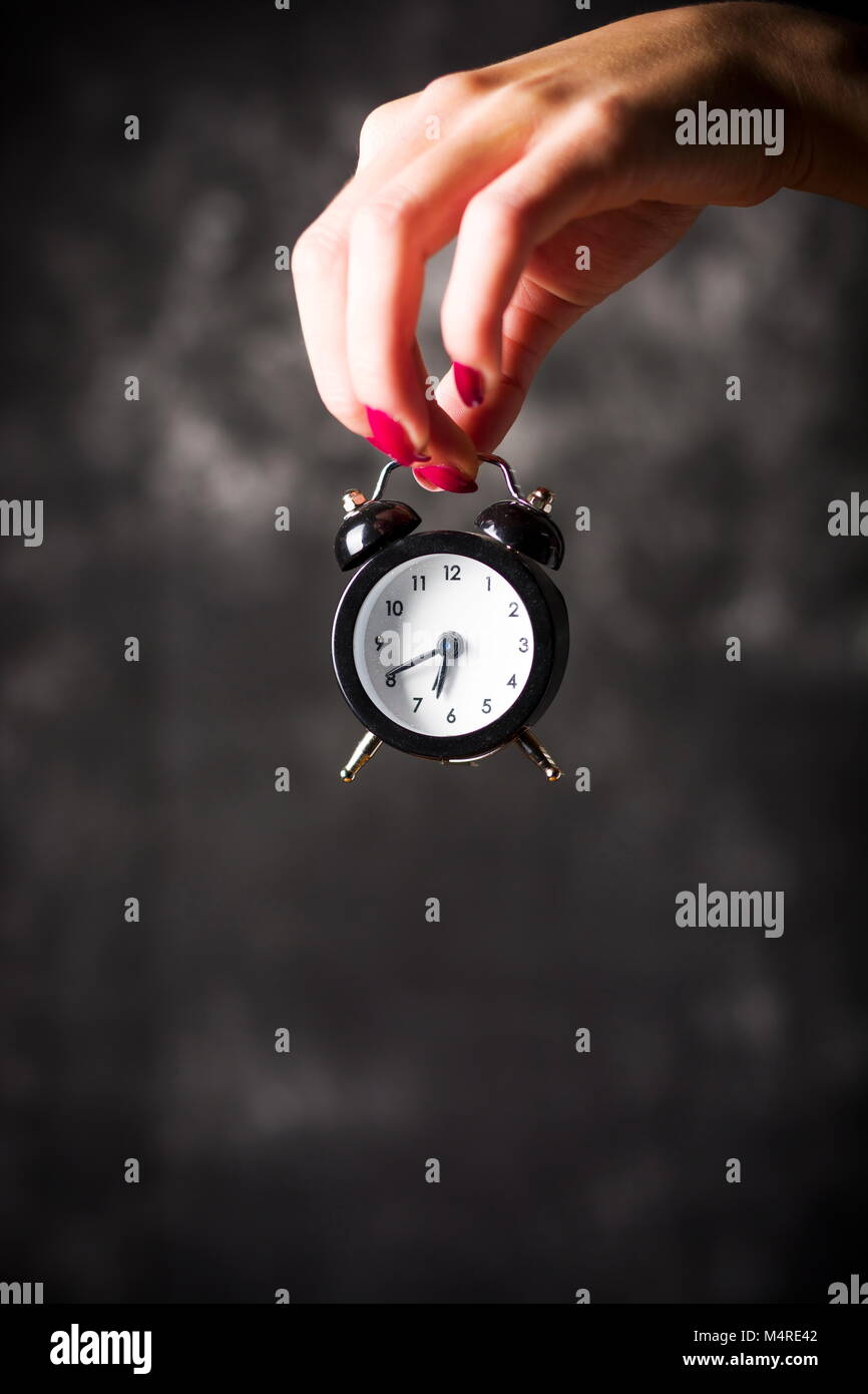 Weibliche Hand, die eine kleine Uhr mit Kopie Raum Stockfoto Weibliche Hand, die eine kleine Uhr mit Kopie Raum Stockfoto