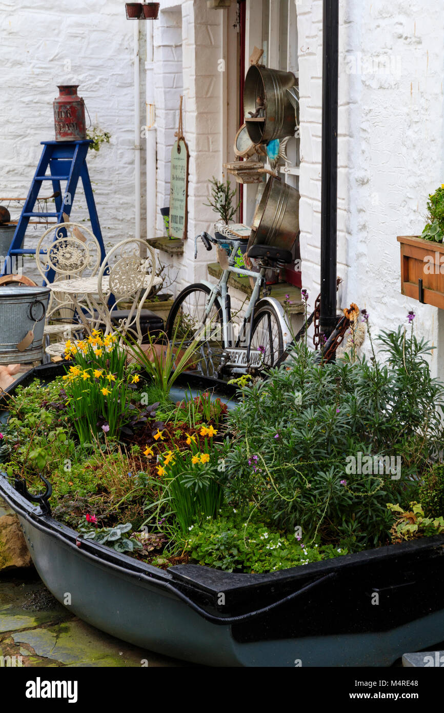 Recycelt Beiboot für Winter Interesse in der touristischen Fischerdorf Polperro, Cornwall, UK gepflanzt Stockfoto