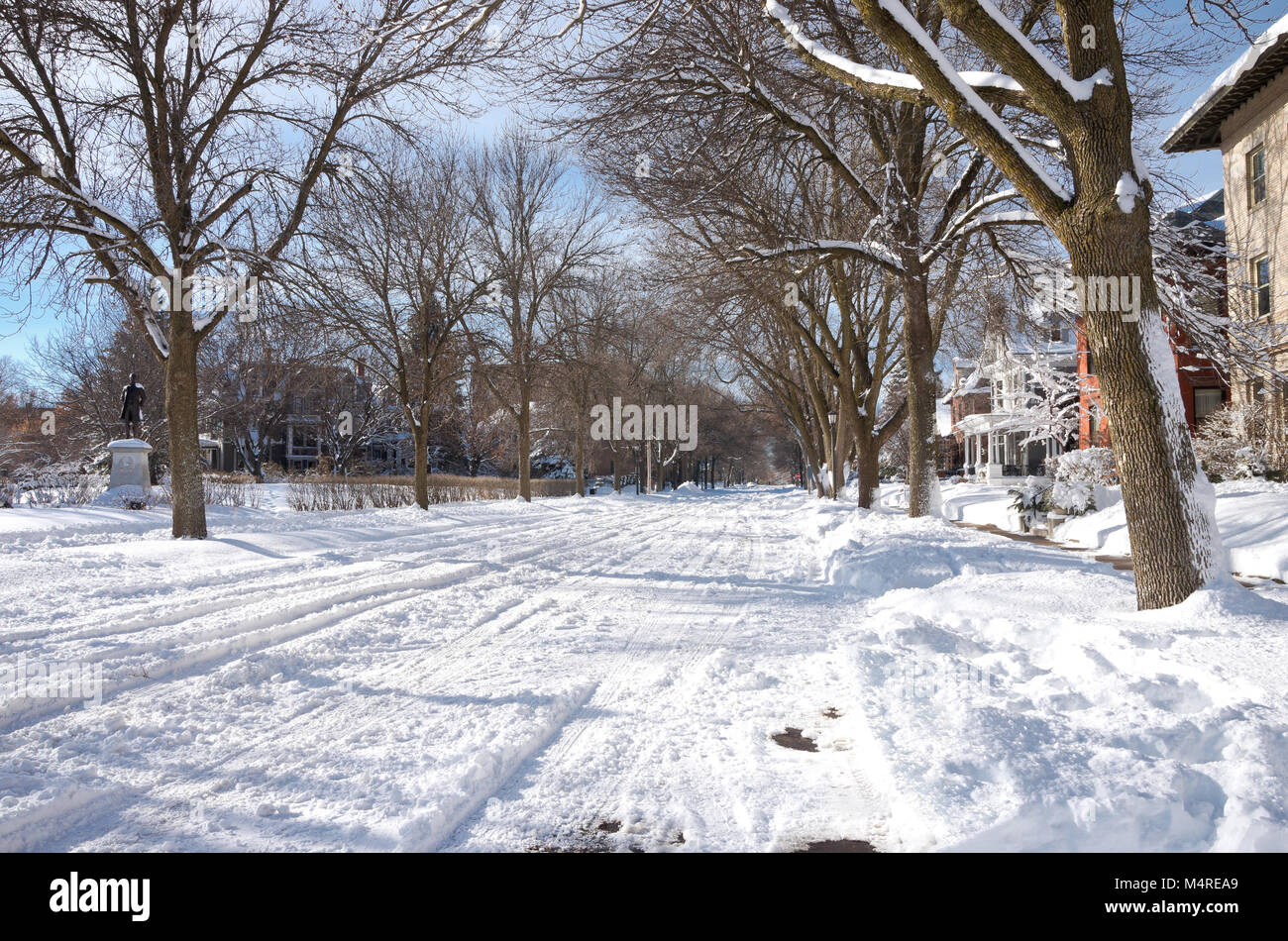 St. Paul, MN/USA - Januar 23, 2018: verschneite Straßen in der Stadt des Hl. Paulus entlang Portland Avenue und Nathan Hale Park im Historischen Hill District Stockfoto