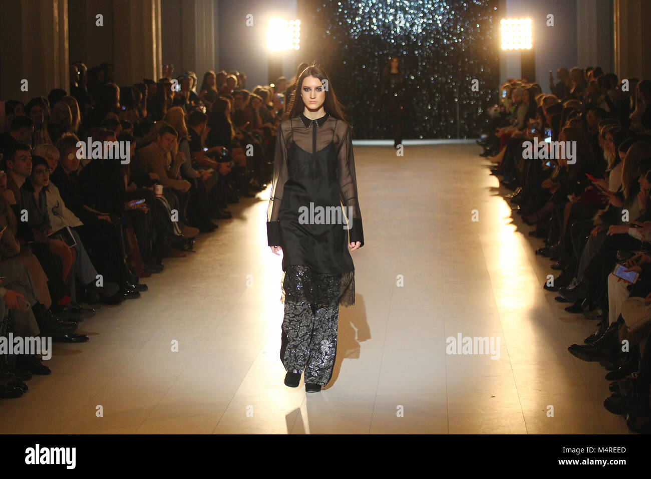 Kiew, Ukraine - Februar 7, 2018: Das Modell geht der Start- und Landebahn am Nadejda Sogomonyan Sammlung zeigen während der Ukrainischen Fashion Week WF 18-19 an Mystetsky Arsen Stockfoto