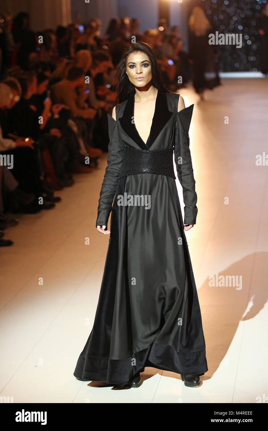 Kiew, Ukraine - Februar 7, 2018: Das Modell geht der Start- und Landebahn am Nadejda Sogomonyan Sammlung zeigen während der Ukrainischen Fashion Week WF 18-19 an Mystetsky Arsen Stockfoto