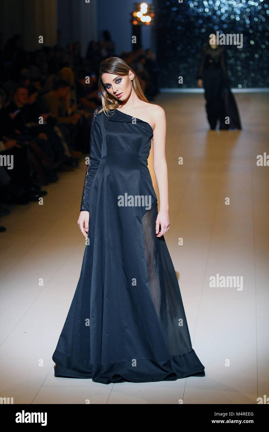 Kiew, Ukraine - Februar 7, 2018: Das Modell geht der Start- und Landebahn am Nadejda Sogomonyan Sammlung zeigen während der Ukrainischen Fashion Week WF 18-19 an Mystetsky Arsen Stockfoto