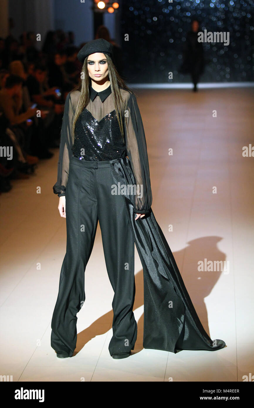 Kiew, Ukraine - Februar 7, 2018: Das Modell geht der Start- und Landebahn am Nadejda Sogomonyan Sammlung zeigen während der Ukrainischen Fashion Week WF 18-19 an Mystetsky Arsen Stockfoto