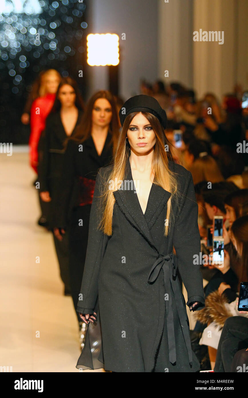 Kiew, Ukraine - Februar 7, 2018: Modelle gehen Sie die Start- und Landebahn am Nadejda Sogomonyan Sammlung zeigen während der Ukrainischen Fashion Week WF 18-19 an Mystetsky Arsen Stockfoto