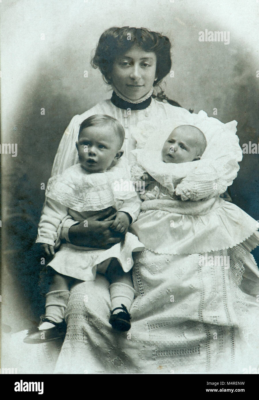 Ein Baby-sitter mit zwei Babys am Anfang des XX Jahrhunderts in Mailand (Italien) 1905 Stockfoto