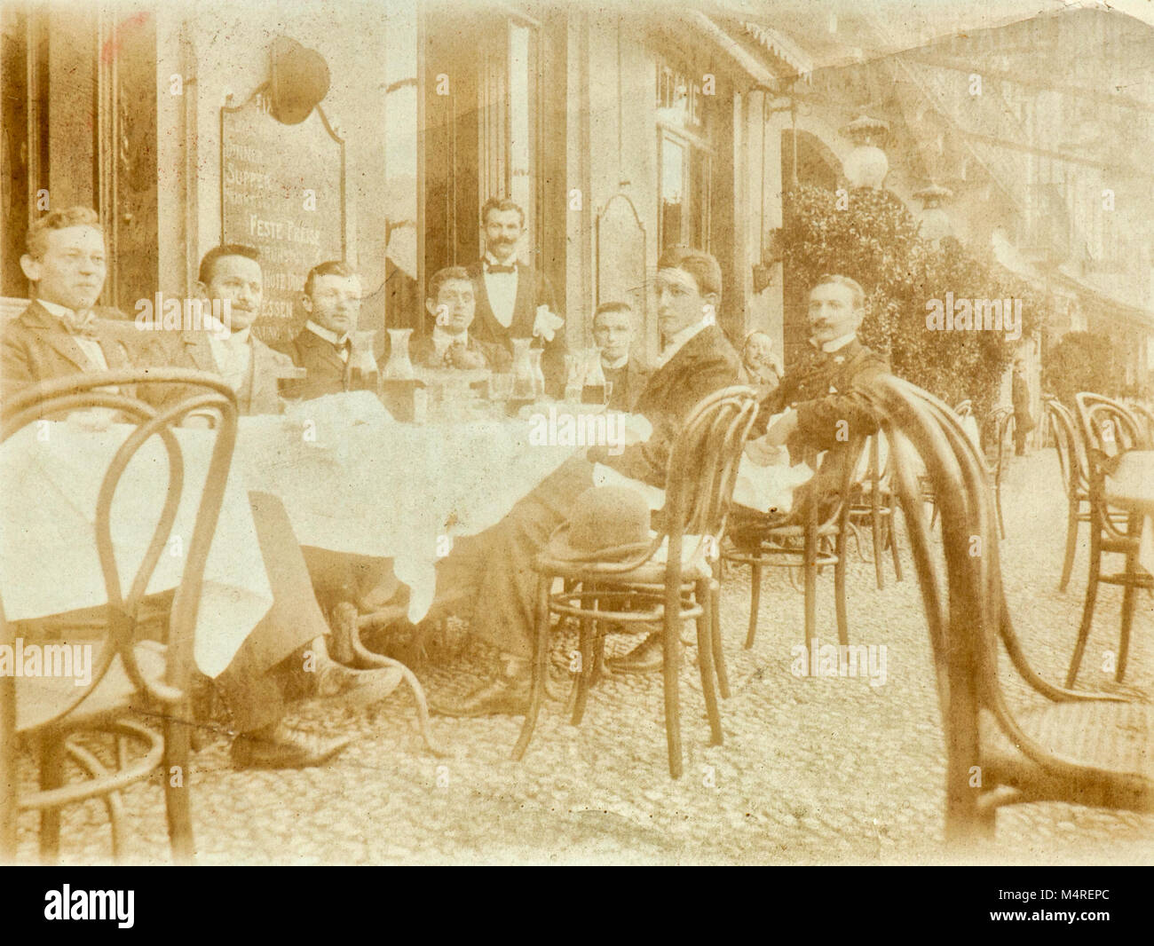 Gruppe von Männern im Restaurant (1890s) Stockfoto