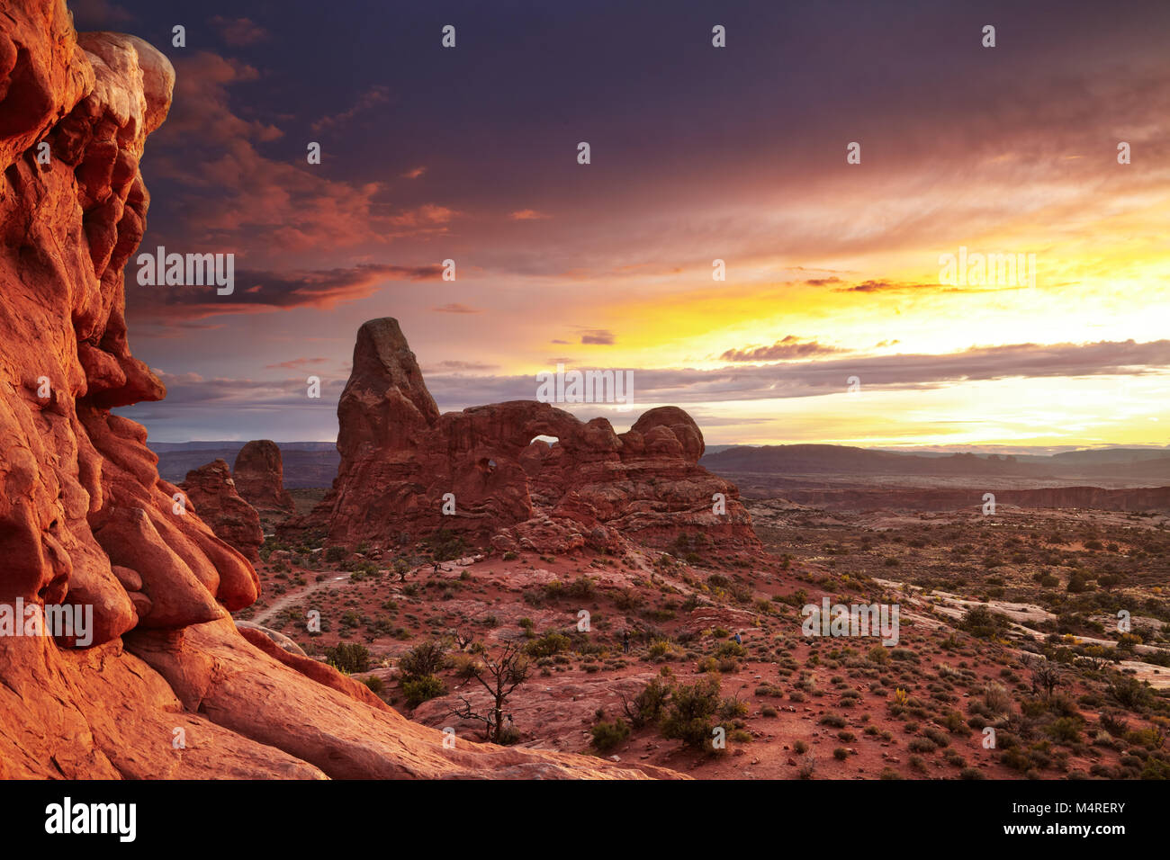Norden Fensterbogen und Turret Arch bei Sonnenuntergang, Arches-Nationalpark, Utah, USA Stockfoto