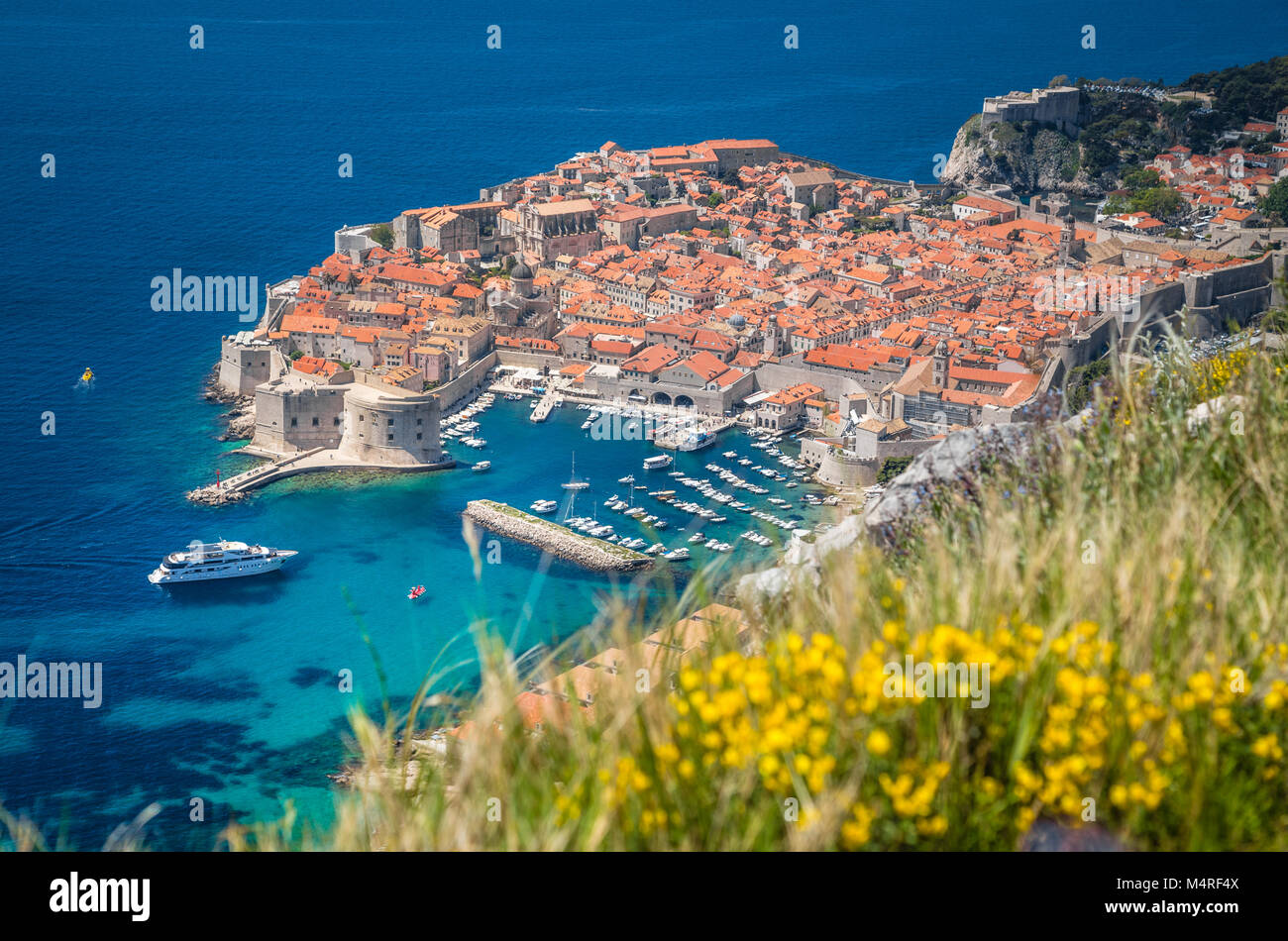 Luftbild der Altstadt von Dubrovnik, eines der bekanntesten touristischen Destinationen im Mittelmeer, von Srd Berg, Kroatien Stockfoto