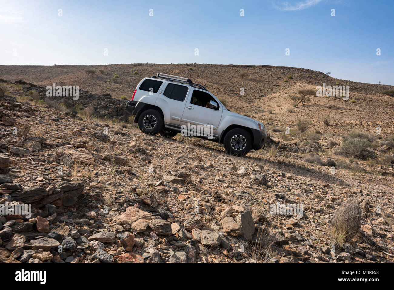 Abenteuer 4x4 driving felsiges Gelände und Hindernisse in dürren Berge des Sultanats Oman Stockfoto