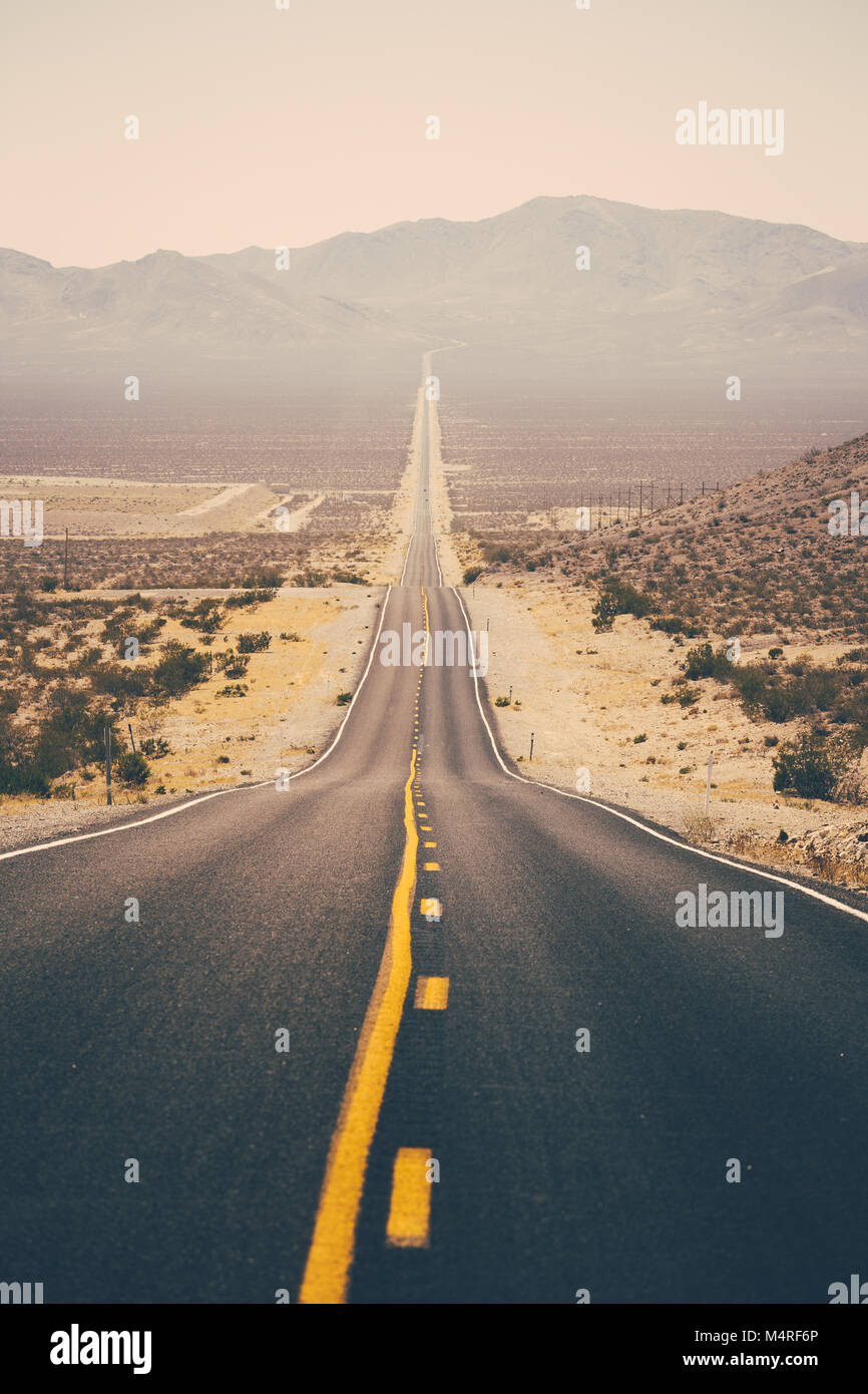Classic panorama Blick auf eine endlose gerade Straße durch die karge Landschaft des amerikanischen Südwestens läuft Stockfoto Classic panorama Blick auf eine endlose gerade Straße durch die karge Landschaft des amerikanischen Südwestens läuft Stockfoto