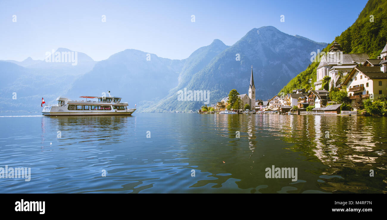 Malerischer Blick auf berühmte Hallstatt Lakeside Village in den österreichischen Alpen mit traditionellen Passagierschiff an einem schönen sonnigen Tag im Sommer, Österreich Stockfoto