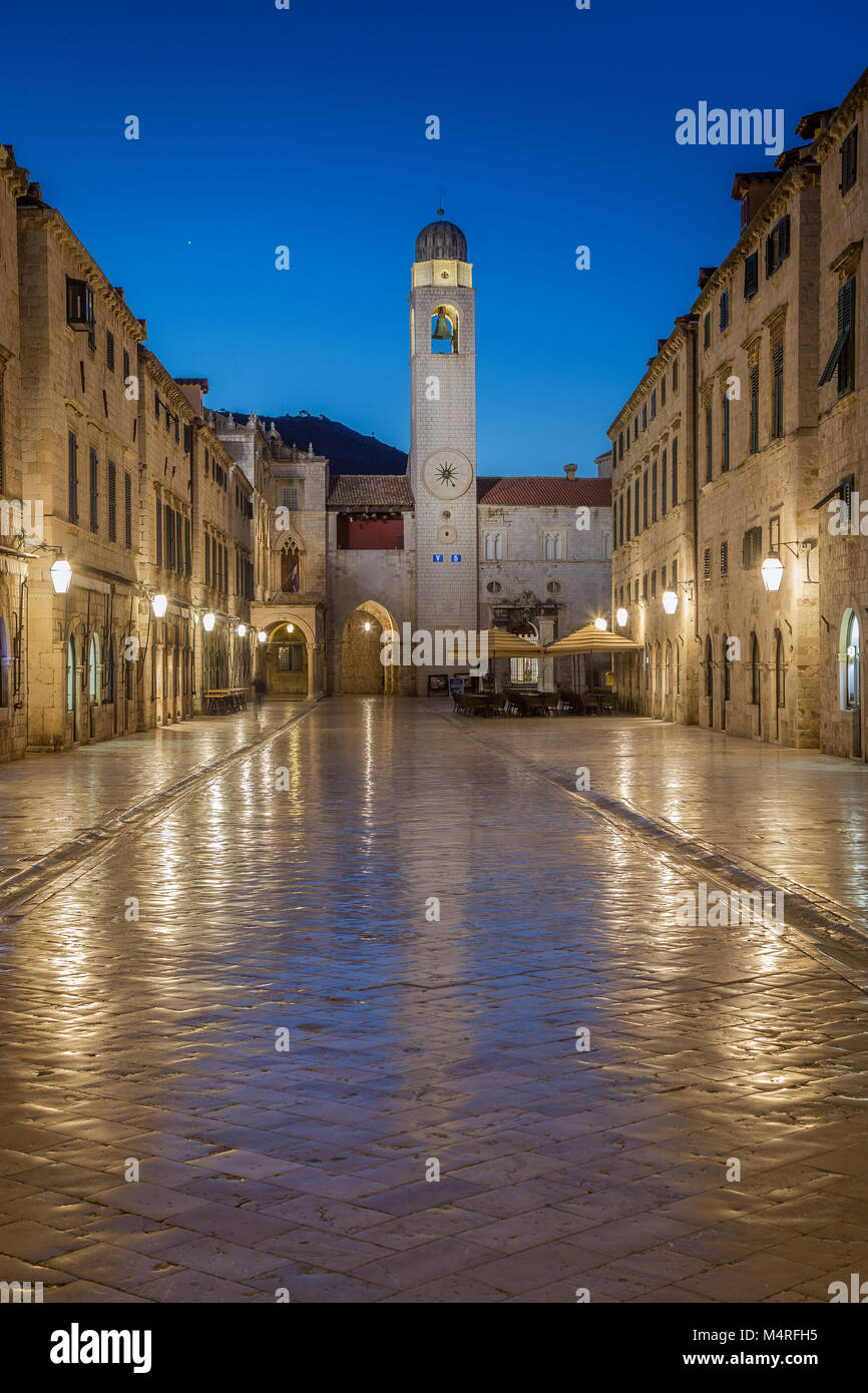 Klassische Panoramablick auf den berühmten Stradun, die Hauptstraße der Altstadt von Dubrovnik, in schöner Morgendämmerung vor Sonnenaufgang in der Morgendämmerung im Sommer Stockfoto