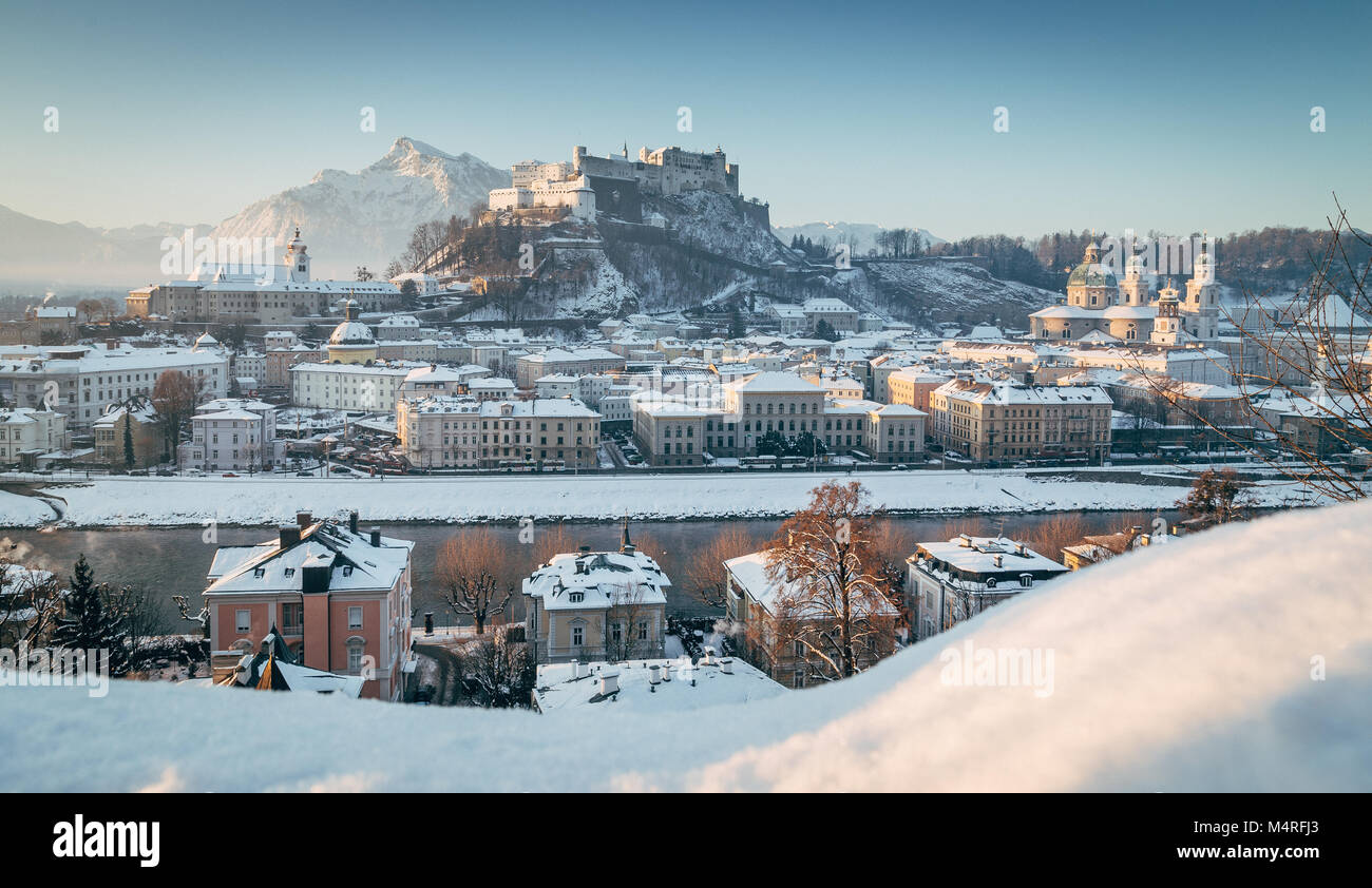 Klassische Ansicht von der historischen Stadt Salzburg mit der berühmten Festung Hohensalzburg und Salzach Fluss im malerischen Morgenlicht bei Sonnenaufgang im winter Stockfoto