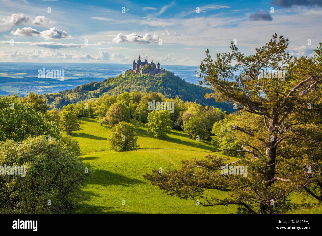 Luftaufnahme der berühmten Burg Hohenzollern, Stammsitz des kaiserlichen Hauses Hohenzollern und eine der meist besuchten Burgen, Deutschland Stockfoto