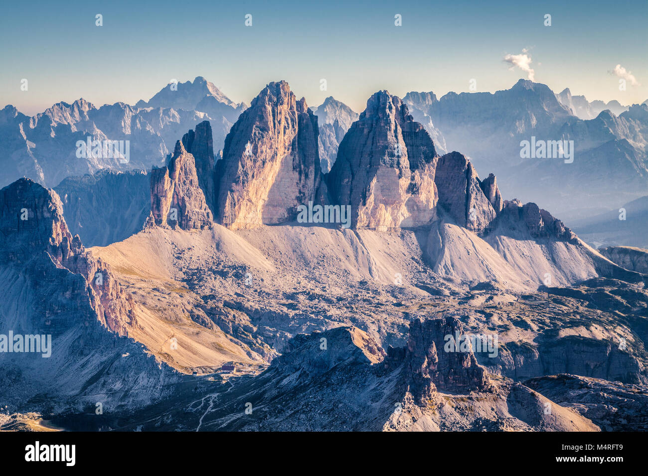 Schönen Blick auf die berühmten Drei Zinnen Berggipfel in den Dolomiten beleuchtet in wunderschönen goldenen Abendlicht bei Sonnenuntergang Stockfoto